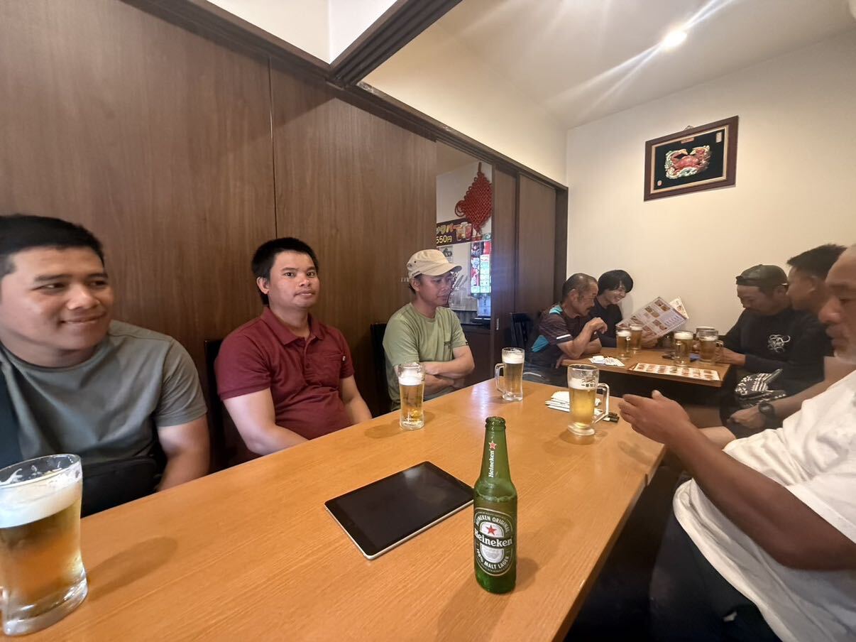 社内交流会で食卓を囲むKOUEIのスタッフ