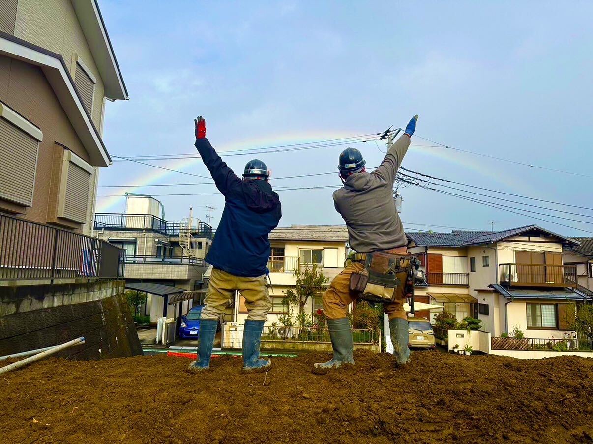 地下倉庫の設営現場でのスタッフの一枚
